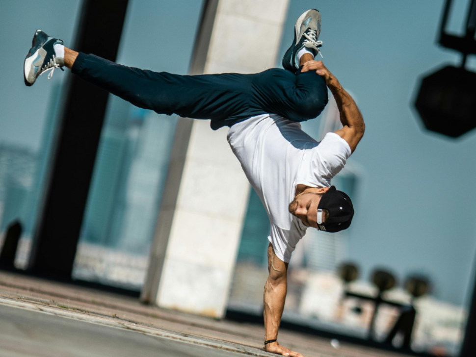 A_man_breakdancing_on_the_street.width-800